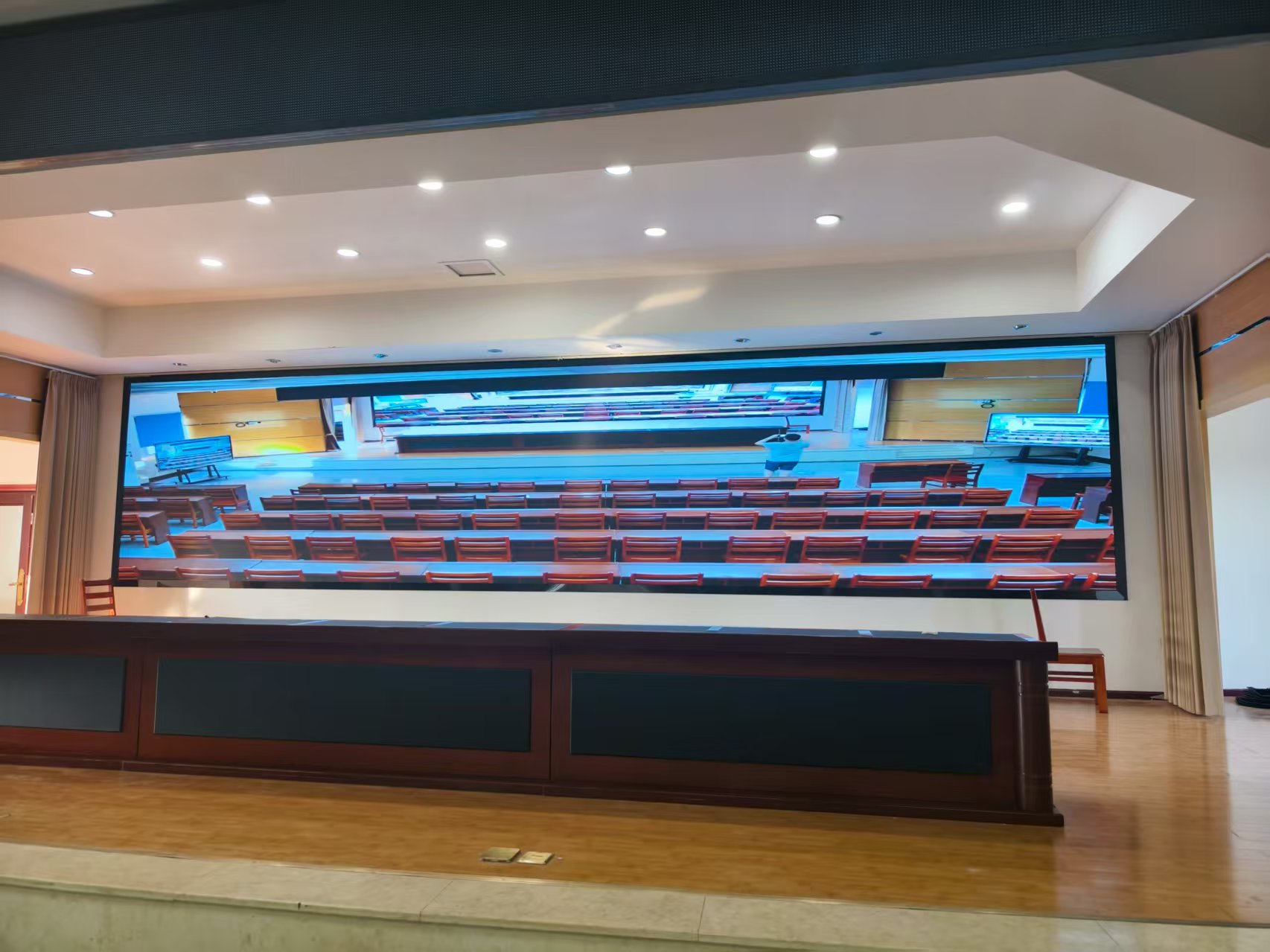 眉山某学堂；；；；；；嵋槭 1.86 LED+LCD 混合显示屏节造系统项目