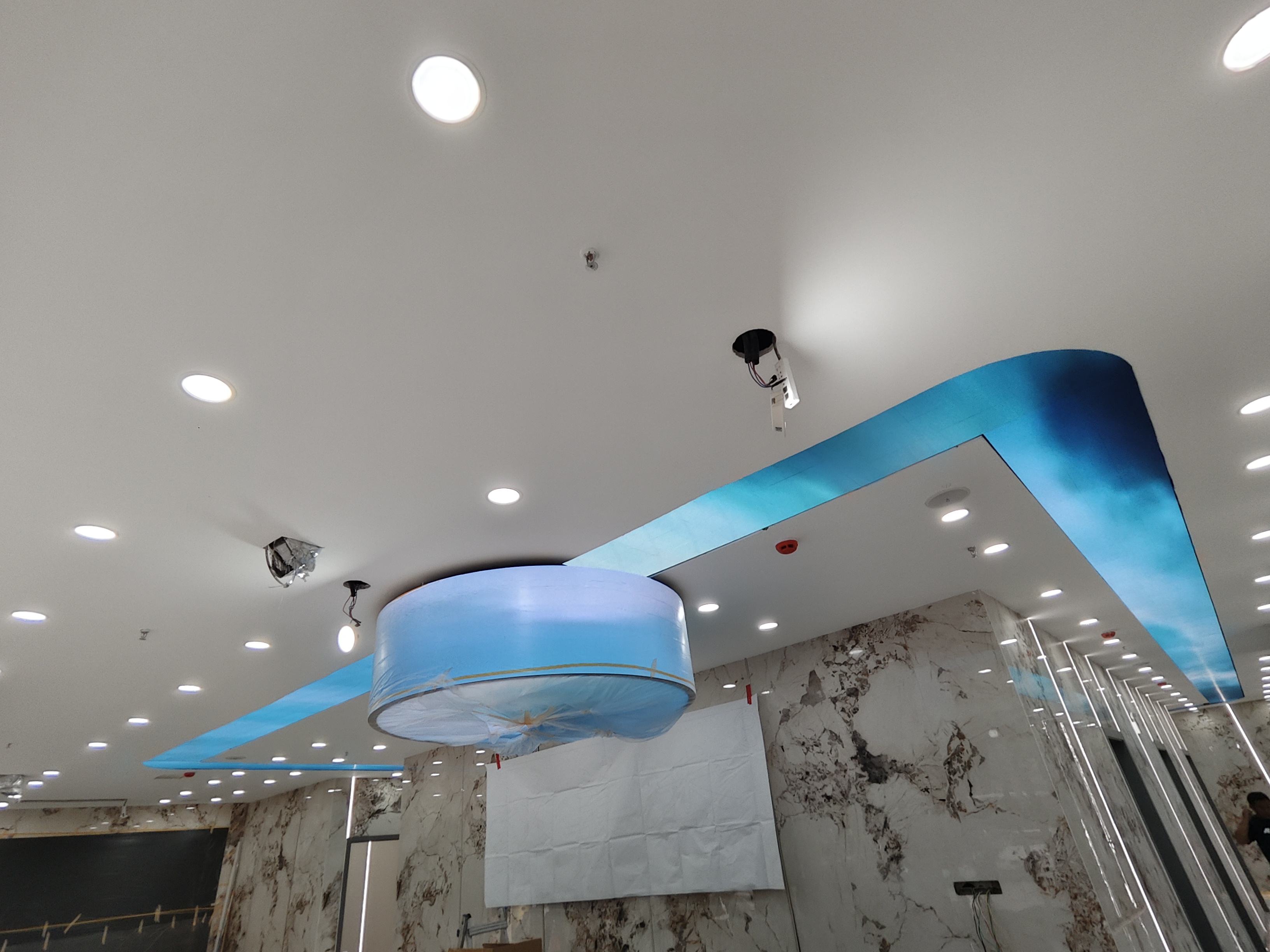 丽江福田大厦长条展厅 超长条 LED 画面沉组拼接展示项目
